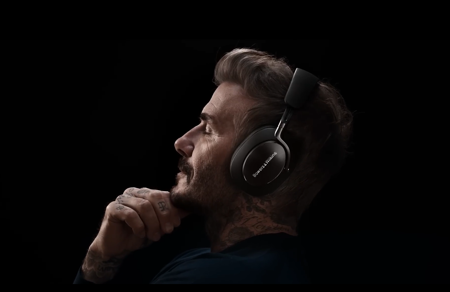 David-Beckham-nosi-brezzicne-slusalke-B&W-PX8-Technotop.si